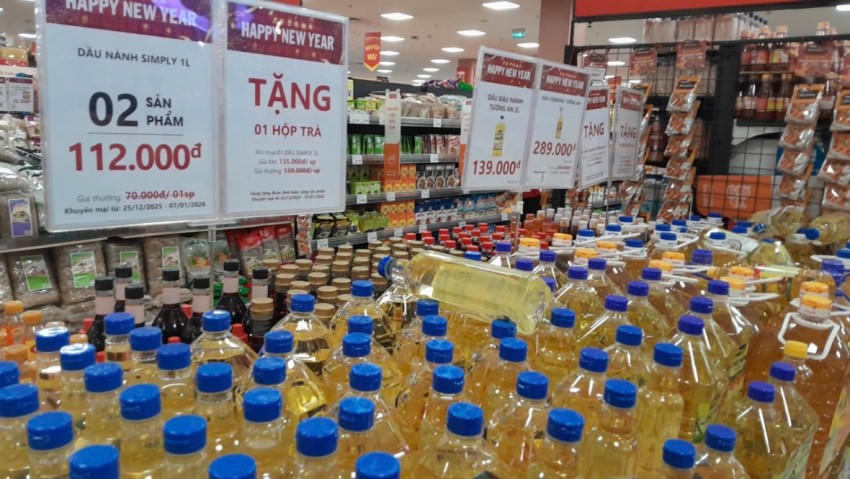 Hay mặt hàng dầu ăn ngày bình thường là 70.000 đồng/1 sản phẩm. Nhưng trong dịp nghỉ Tết Dương lịch mặt hàng này chỉ còn 112.000/2 sản phẩm và được tặng thêm 1 sản phẩm khác.