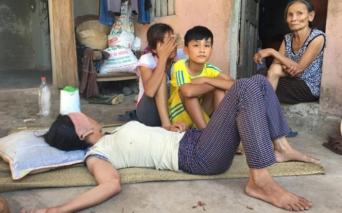 Chị Phùng Thị Thuận (vợ anh Lợi) và con trai đau đớn trước cái chết của người thân.