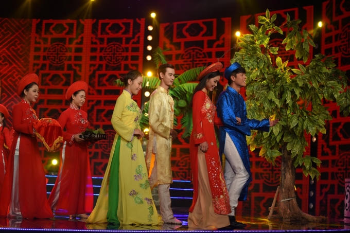 H&ograve;a Hiệp v&agrave; L&acirc;m Ngọc Hoa tổ chức lễ cưới sang trọng.