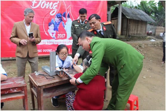 Đại tá Nguyễn Văn Thành, Giám đốc Bệnh viện Công An tỉnh Nghệ An giám sát việc khám bệnh cho người dân.
