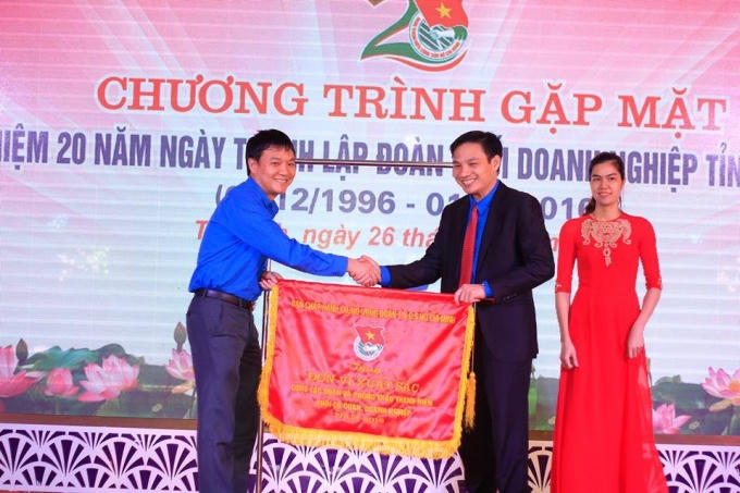 Đồng chí Nguyễn Tuấn Vinh - Bí thư Tỉnh đoàn trao Cờ thi đua của Trung ương tặng cho đơn vị có thành tích xuất sắc trong phong trao thanh niên.