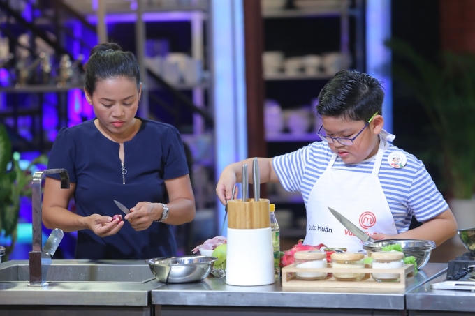 Quốc Huân và mẹ.