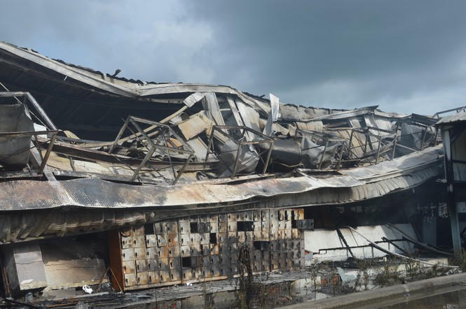 Khung cảnh tan hoang của 10.000m2 nhà xưởng cty May Nhà Bè sau vụ cháy - ảnh 6