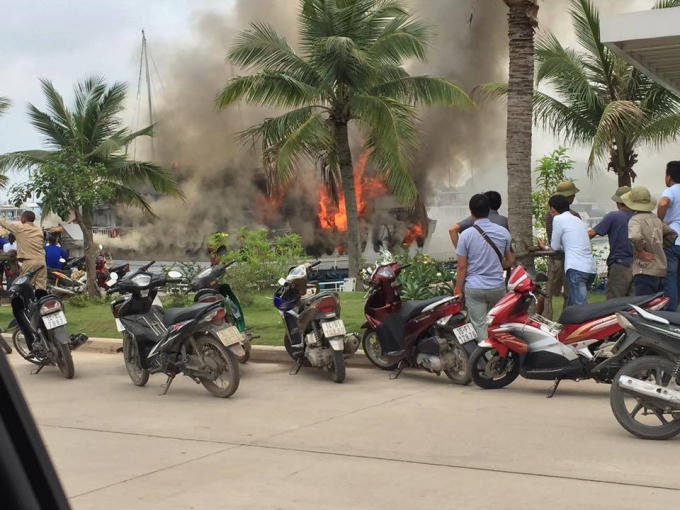 Quảng Ninh: Du thuyền hạng sang bốc ch&aacute;y ng&ugrave;n ngụt