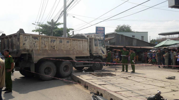 Hiện trường vụ tai nạn giữa xe ben và người đi xe đạp.