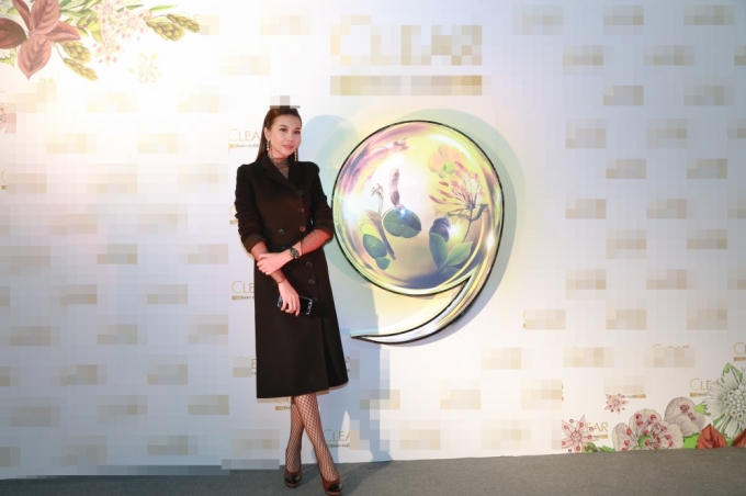 Thanh Hằng chất lừ giữa trời đ&ocirc;ng H&agrave; Nội