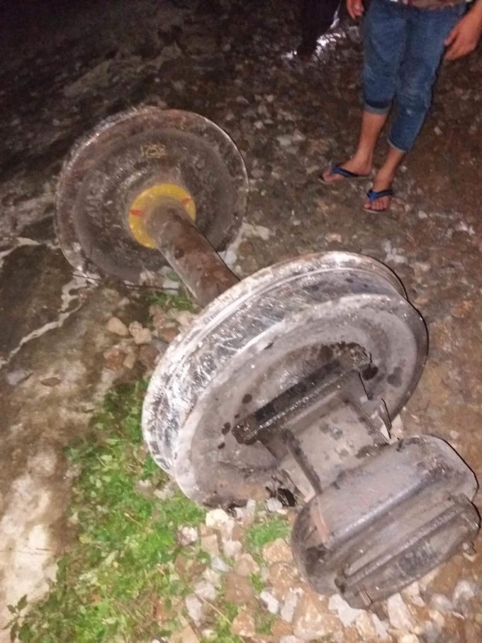 Bánh tàu văng khỏi toa. Ảnh: Đăng Hậu.