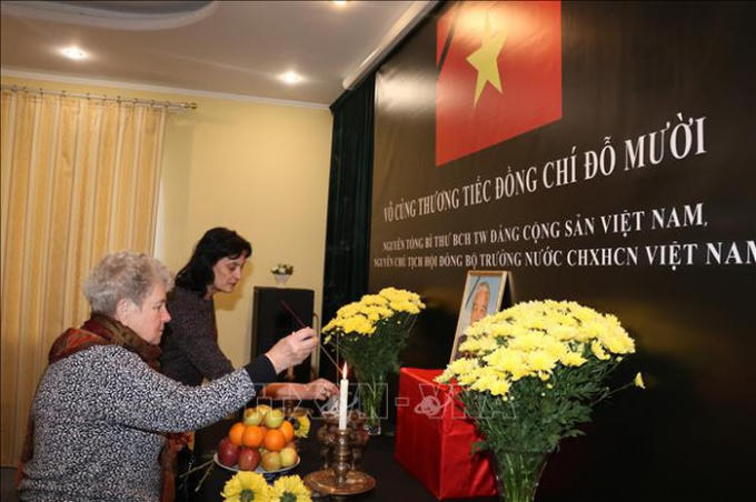 Bạn bè quốc tế đến viếng nguyên Tổng Bí thư Đỗ Mười tại Ukraine. Ảnh: Dương Trí/TTXVN