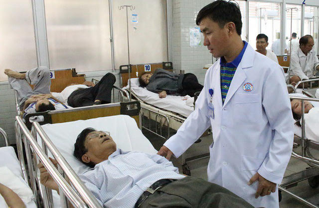 BS Lê Đại, thăm khám cho người bệnh tại khoa Cấp cứu