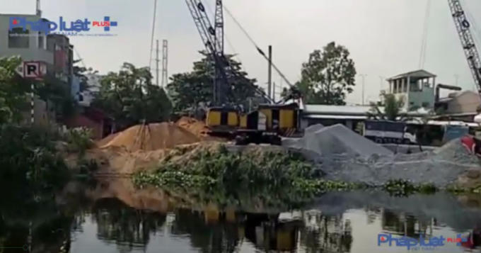 Bờ kênh Tham Lương bị ảnh hưởng bởi hoạt động rầm rộ suốt ngày của các bến thủy nội địa này.