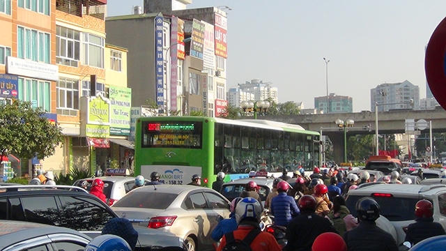 Buýt nhanh cũng phải "đánh võng" vòng vèo trên đường.