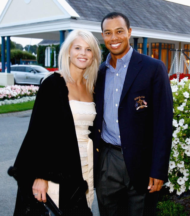 Vụ ly hôn giữa Tiger Woods và Elin Nordegren chắc chắn là một trong những màn đổ vỡ tai tiếng nhất, đắt đỏ nhất trong lịch sử làng thể thao. Ngoài việc mất tới 80 triệu bảng Anh vào tay vợ cũ, Tiger Woods còn bị huỷ hàng loạt hợp đồng quảng cáo và uy tín cũng “xuống dốc không phanh”.