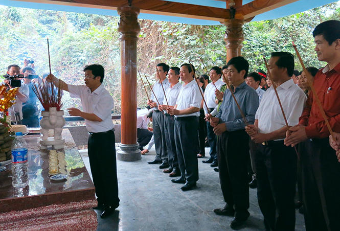 Các vị lãnh đạo tỉnh và huyện đến dâng hương tại thác Bụt, cầu bình an cho người dân.