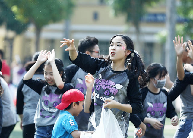 Một “cô gái hậu phương” xinh đẹp tiếp tế bóng nước cho đội nhà.