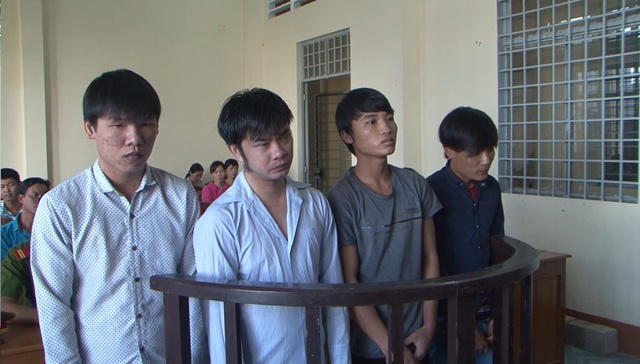Các bị cáo trước Vành móng Ngựa tại Tòa án Nhân dân huyện Tân Hiệp, tỉnh Kiên Giang