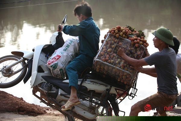 Do chở vải nặng nên việc lật xe, đổ xe thường xuyên xảy ra tại đây.