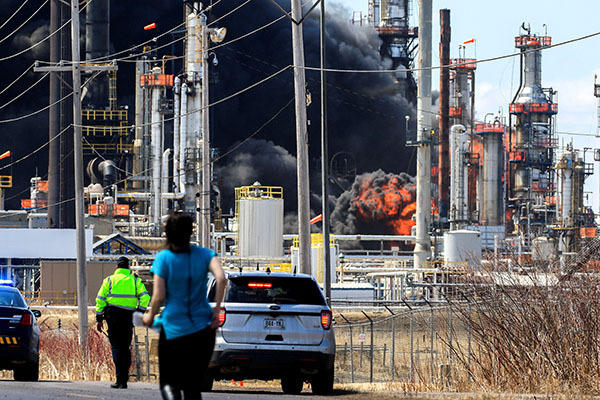 Khói đen ngùn ngụt bốc lên từ nhà máy lọc dầu rises Husky Energy ở bang Wisconsin, Mỹ vào ngày 26/4. (Ảnh: Reuters).