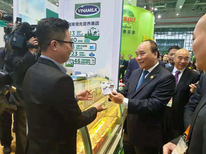 Thủ tướng Nguyễn Xuân Phúc quan tâm đến sản phẩm sữa chua nếp cẩm của Vinamilk.