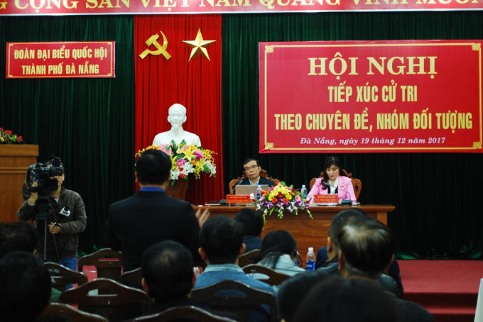 Cử tri bày tỏ mong muốn giải quyết những bất cập mà doanh nghiệp gánh chịu với Đoàn ĐBQH TP Đà Nẵng.