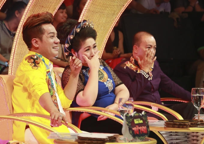 NSND Hồng V&acirc;n, NSƯT Đức Hải rớt nước mắt khi xem học tr&ograve; Minh Nh&iacute; diễn