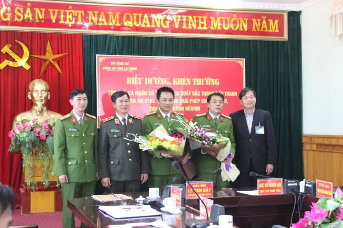 Đại diện lãnh đạo UBND tỉnh, Công an tỉnh khen thưởng Ban chuyên án.