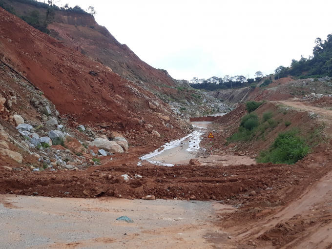 Hàng trăm mét đường bị hàng nghìn m3 đất đá sạt xuống mỗi khi trời đổ mưa lớn làm giao thông tê liệt.