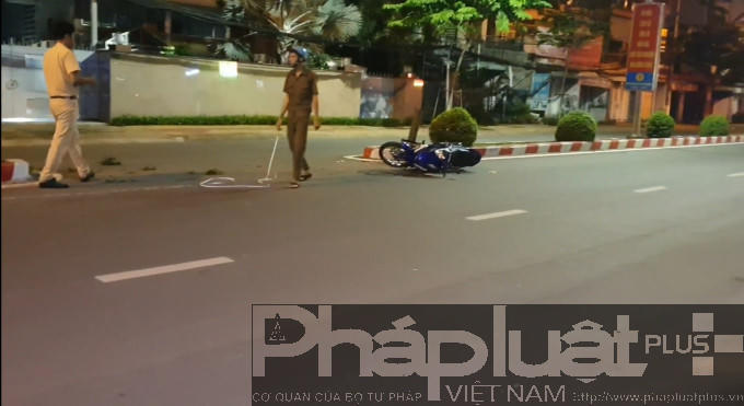 Lực lượng chức năng khám nghiệm hiện trường vụ việc