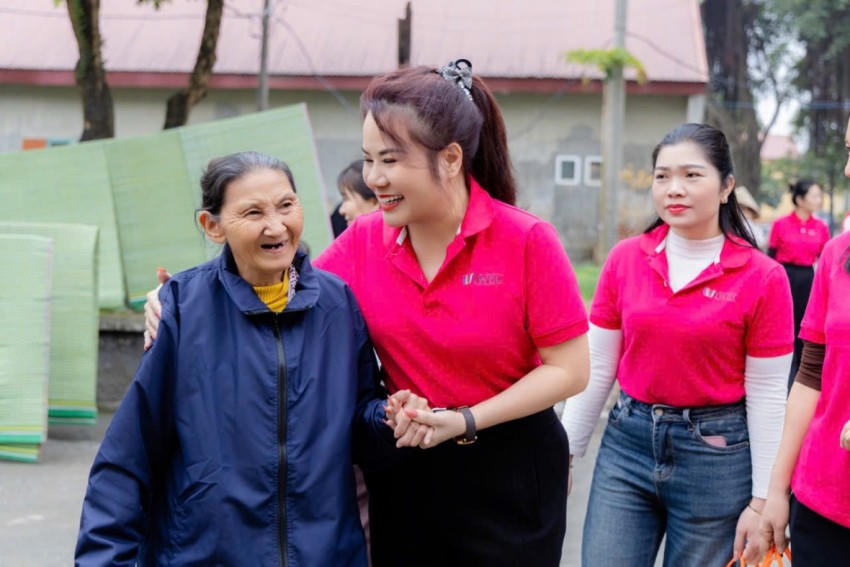 Các nữ doanh nhân Hội đồng Nữ Doanh nhân Quốc tế IWEC chia sẻ với những người đang sinh sống, chăm sóc và điều trị tại Trung tâm Bảo trợ xã hội Hà Nam