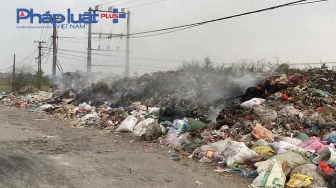 Rác và khói đốt rác là một trong những nguyên nhân gây tai nạn giao thông ở đoạn đường này.