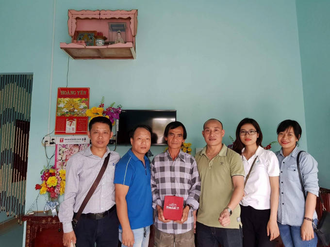 Nhà báo Phạm Quốc Cường cùng ông Huỳnh Văn Nén chụp ảnh tại nhà riêng.