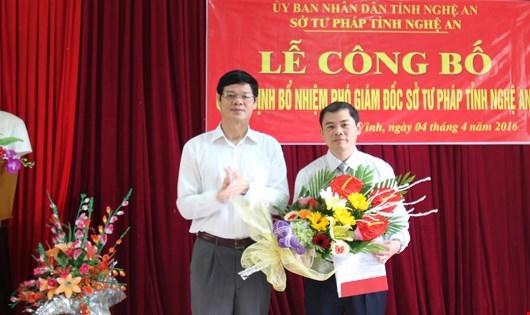 Ông Phạm Thành Chung (phải) được bổ nhiệm giữ chức Phó giám đốc Sở Tư pháp Nghệ An.