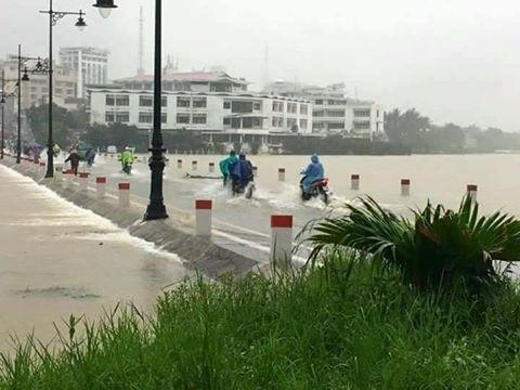 Ở Thành phố Huế nước đã tràn qua đập Đá. (Ảnh: NH)