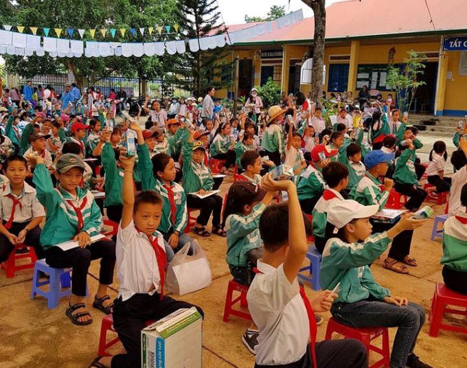 Các em vui vẻ nhận quà Sữa từ Cô Gái Hà Lan.