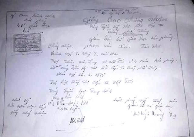Giấy sao chứng nhận trúng tuyển kỳ thi hết cấp II được viết bằng tay do ông Thư cung cấp cho phóng viên