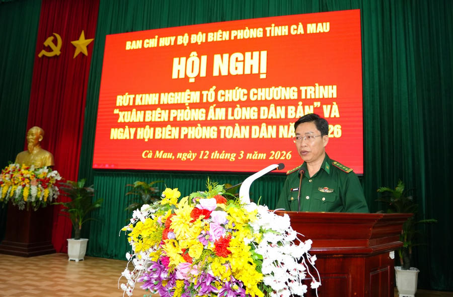 Đại tá Phạm Minh Giang - Chính ủy Ban Chỉ huy BĐBP tỉnh Cà Mau phát biểu tại Hội nghị, đánh giá cao tinh thần trách nhiệm của các cơ quan, đơn vị trong việc tổ chức Chương trình “Xuân biên phòng ấm lòng dân bản” và Ngày hội Biên phòng toàn dân.