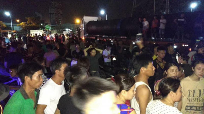 Người dân tụ tập rất đông làm cả đoạn đường tắc cứng. Ảnh: Quốc Anh Nguyễn.