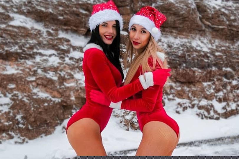 2 gai xinh chup anh noel