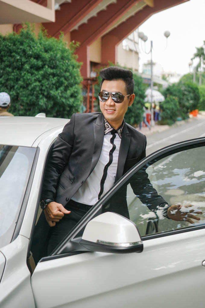 Nguy&ecirc;n Khang mặc trang phục 4.000 USD khi dẫn chung kết The Voice