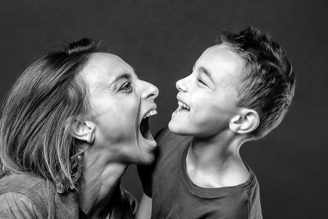 Bức “Người mẹ vui vẻ” của @photolivestudio (Pháp)