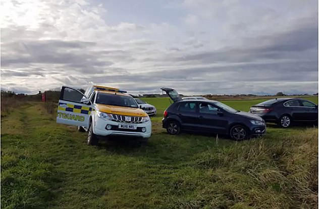 Nhân viên cứu hộ, hai xuồng cứu hộ và một trực thăng đã được cử tới hiện trường vụ việc vào chiều Chủ Nhật vừa qua khi có cuộc gọi từ người dân. Kết quả của cuộc cứu hộ là… bóng bay Người Nhện đã được “giải cứu”.