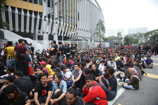 Mua v&eacute; trận chung kết: H&agrave;ng ngh&igrave;n CĐV xếp h&agrave;ng qua đ&ecirc;m tại thủ đ&ocirc; Kuala Limpur