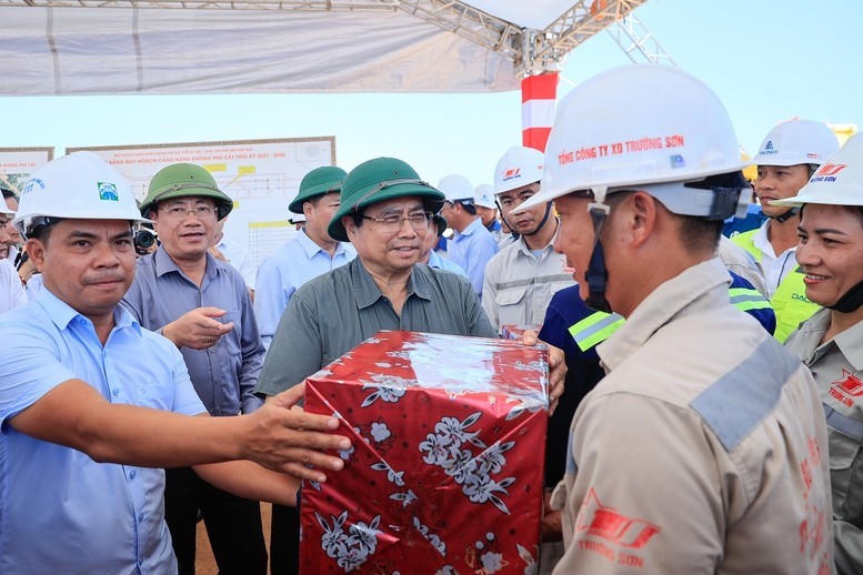 Thủ tướng tặng quà cho các công nhân tại công trường. Ảnh: Nhật Bắc
