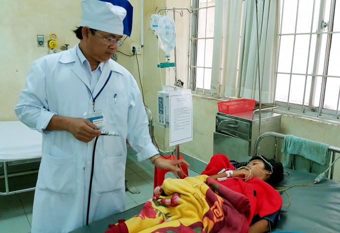 Bác sĩ đang xem tình sức khỏe cho em Cao Kim Dịu khi em đước cứu sống.