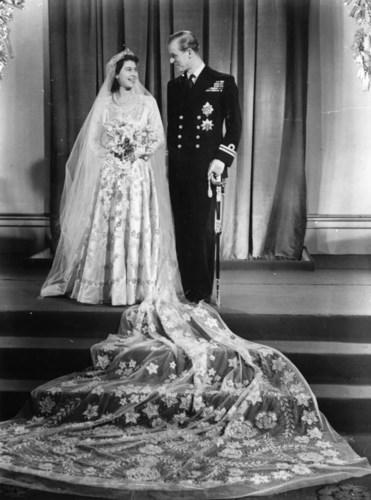 Một trong những bộ trang phục của Nữ hoàng Elizabeth II đã trở thành biểu tượng trong lịch sử thời trang là thiết kế váy cưới của bà khi kết hôn với Philip Mountbatten vào tháng 11/1947. Bộ váy cưới bằng lụa màu kem do Norman Hartnell thiết kế dựa trên cảm hứng từ bức vẽ "Primavera" của Botticelli.