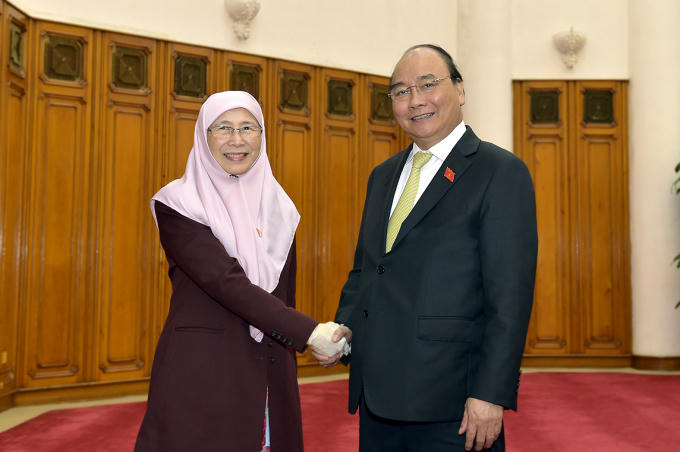 Thủ tướng Nguyễn Xuân Phúc tiếp Phó Thủ tướng Malaysia Wan Azizah Wan Ismail nhân dịp thăm chính thức Việt Nam và dự Hội nghị Bộ trưởng Phụ nữ ASEAN lần thứ ba. Ảnh: VGP