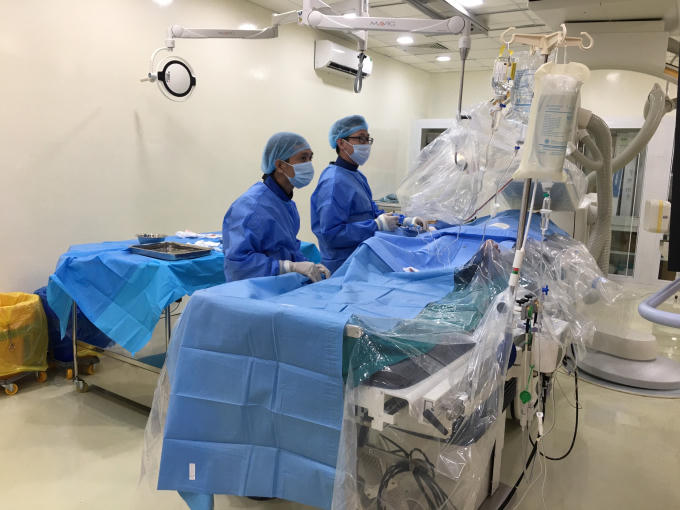 (Ê-kip của Bệnh viện Tim mạch thành phố Cần Thơ đang thực hiện kỹ thuật can thiệp mạch vành điều trị cho người bệnh)