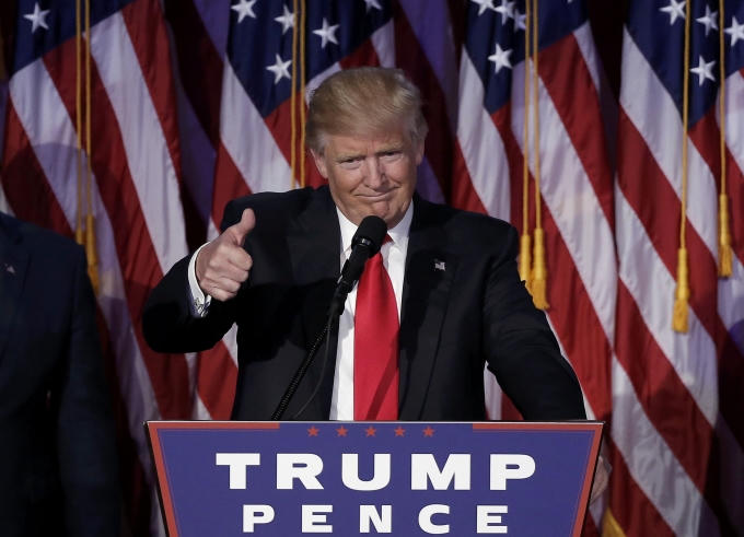 Ông Donald Trump chào và phát biểu trước người ủng hộ sau khi biết mình chiến thắng trong cuộc đua vào Nhà Trắng - Ảnh: Reuters