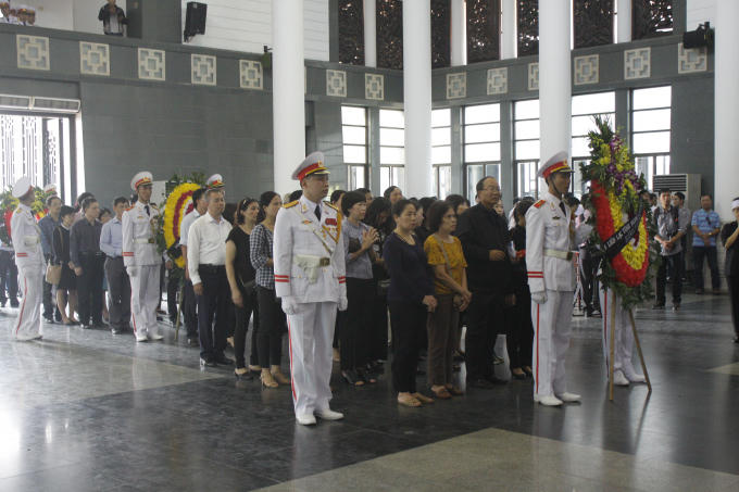 Dòng người xếp hàng dài, dâng hương và vòng hoa vào kính viếng cụ.