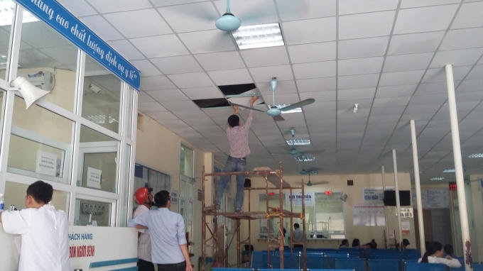 Miếng kim loại bất ngờ rơi xuống khiến một em bé bị thương phải nhập viện cấp cứu.