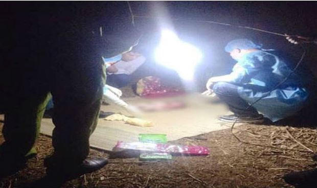 Lực lượng chức năng khám nghiệm hiện trường vụ việc.